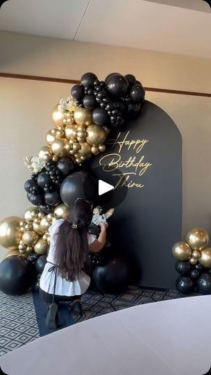 50th Birthday Balloon Garland, 50th Birthday Balloon Ideas, Foam Backdrop, Black Balloon Garland, Gold Balloons Decorations, Birthday Setup, 50th Birthday Balloons, Work Setup, Comerica Park