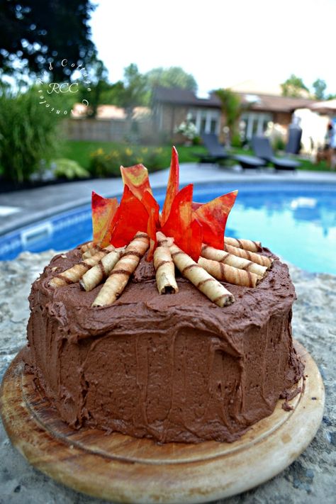 Celebrate the unofficial end to summer with this easy campfire cake Camping Birthday Cake, Pirouette Cookies, Campfire Cake, Tiger Scouts, Birthday Cake Tutorial, Camping Cakes, 13 Birthday Cake, Camping Birthday Party, Gateaux Cake