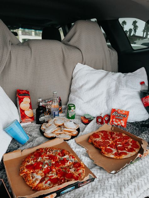 Car picnic Car Trunk Picnic Date, Beach Car Picnic, Car Picnic Food, Car Boot Date, Trunk Picnic Date, Back Of Car Picnic, Car Boot Picnic, Car Picnic Aesthetic, Car Picnic Date Ideas