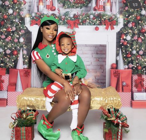 Christmas Photoshoot Black Women, Christmas Pictures Kids, Funny Photoshoot Ideas, Matching Christmas Outfits, Mommy Daughter Photos, Christmas Family Photoshoot, Mommy And Me Photo Shoot, Baby Christmas Photos, Holiday Photoshoot