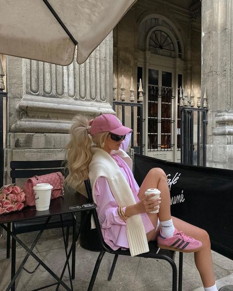 DANIELLE GLANZ SHANES (@shestyledwhat) • Fotos y vídeos de Instagram Look Rose, Cap Outfit, Pink Outfits, Clean Girl, Autumn Outfit, Pink Outfit, A Chair, Girly Outfits, Gossip Girl