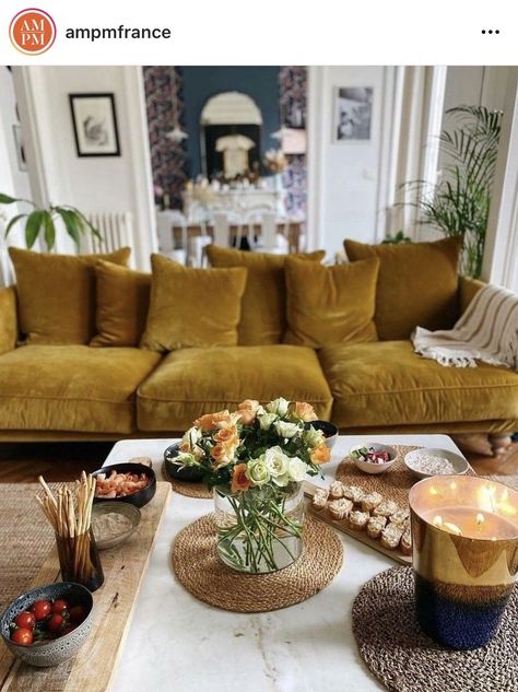 Mustard Sofa, Velvet Sofa Living Room, Mid Century Modern Lounge, Velvet Furniture, Furniture Board, Coffee Shops Interior, Home Salon, Am Pm, Home Trends