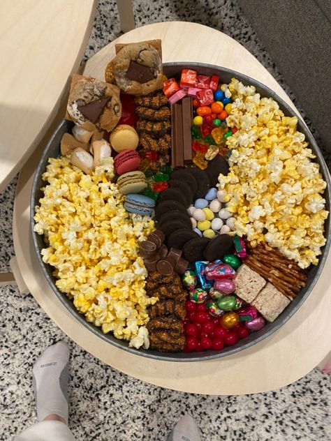 Snack Ideas Movie Night, Trampoline Sleepover Ideas, Sleepover Candy, Snacks Sleepover, Sleepover Food Ideas, Sleepover Food Dinner, Sleepover Ideas For Teens, Sleepover Party Foods, Trampoline Sleepover