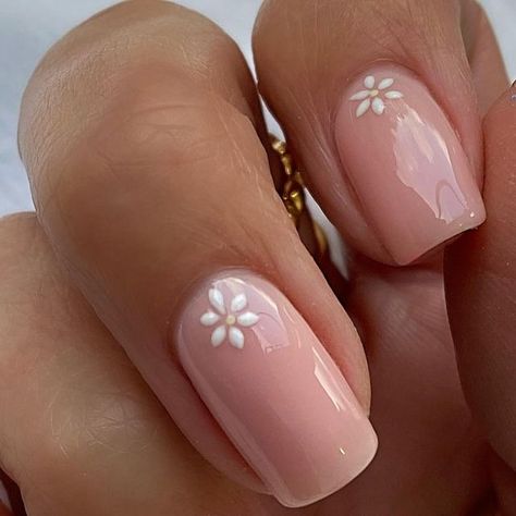 Lindsey Cunningham on Instagram: "Happy Monday 🤍   I hope everyone is enjoying the bank holiday 🌸  @officialnavyprofessional • Prep @the_gelbottle_inc • Colours @nails_luxeofficial • Brush i @monicavinader • Ring  #springnails #springfeels #springflowers #daisies #daisynails #floralnails #flowers #flowernails #bankholidaymonday #navyprotools #navyprofessional #navysalon #britishmanicure #tgb #thegelbottleinc #thegelbottleuk #buildergel #buildergelnails #nailinspo #nails #naildesigns #simplenai White Gel Nails With Flowers, Plain Nail Designs Simple, Small Flowers On Nails, March Biab Nails, Spring Builder Gel Nails, Plain Holiday Nails, Nails With Mini Flowers, Plain Biab Nails Short, Mum Nails Art Designs