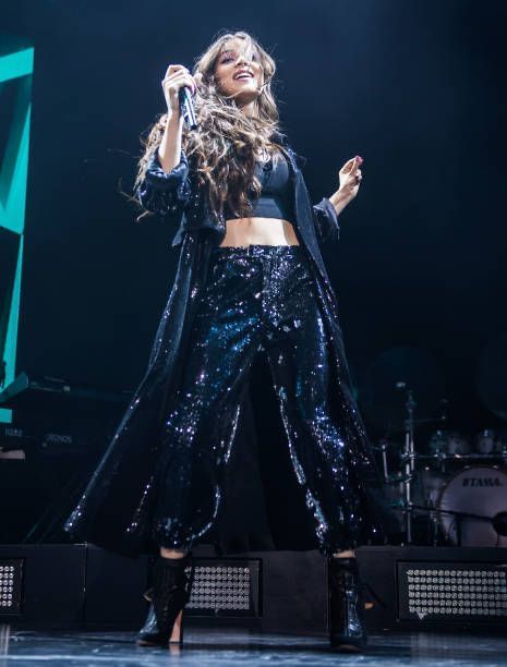 Hailee Steinfeld Stage Outfit, Celeb Performance Outfit, Hailee Steinfeld Concert Outfits, Concert Artist Outfit, Hailee Steinfeld On Stage, Outfit For Performance On Stage, Hailee Steinfeld Performing, Stage Clothes Singer, Singer Performance Outfits