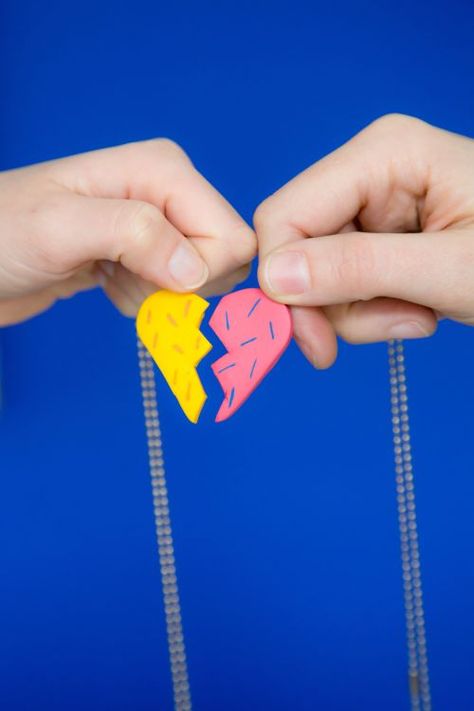 How to Make DIY Friendship Necklace Photo Tutorial | Apartment Therapy Wizard Workshop, Gift Ideas For Besties, Birthday Present Ideas For Best Friend, Bff Crafts, Present Ideas For Best Friend, Diy Gifts For Girls, Ideas For Besties, Best Friends Necklaces, How To Make You