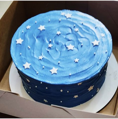 Star Bday Cake, Blue Cake With Stars, Blue Birthday Cake Aesthetic, Birthday Cake Aesthetic Blue, Blue Star Cake, Star Themed Cake, Moon And Stars Cake, Blue Birthday Themes, Bolo Da Hello Kitty