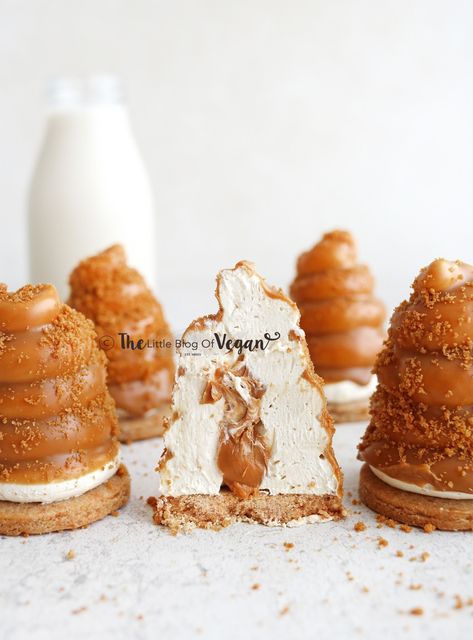 Biscoff filled marshmallow cookie Marshmallow Biscuits, Mini Desserts Shooters Recipes, Cookie Marshmallow, Dessert Shooters Recipes, Marshmallow Recipe, Gourmet Food Plating, Biscoff Cookie Butter, Marshmallow Cookies, Easter Dinner Recipes