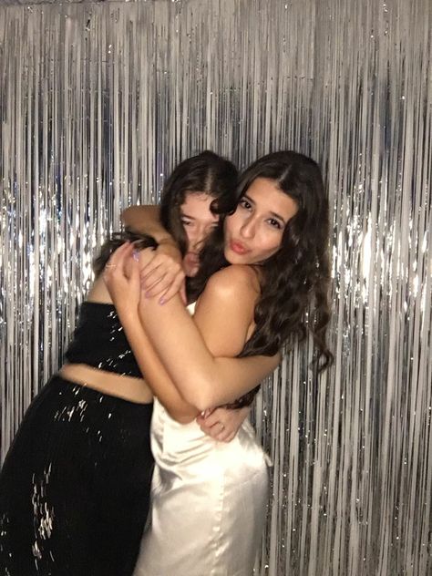 Prom Party Photoshoot, Cute Birthday Party Pictures, Birthday Photos Instagram, Bff Birthday Pictures, Birthday Photos Friends, Party Photo Ideas Friends, Photo Ideas For Party, Cute Birthday Pics With Friends, Bestie Birthday Pics