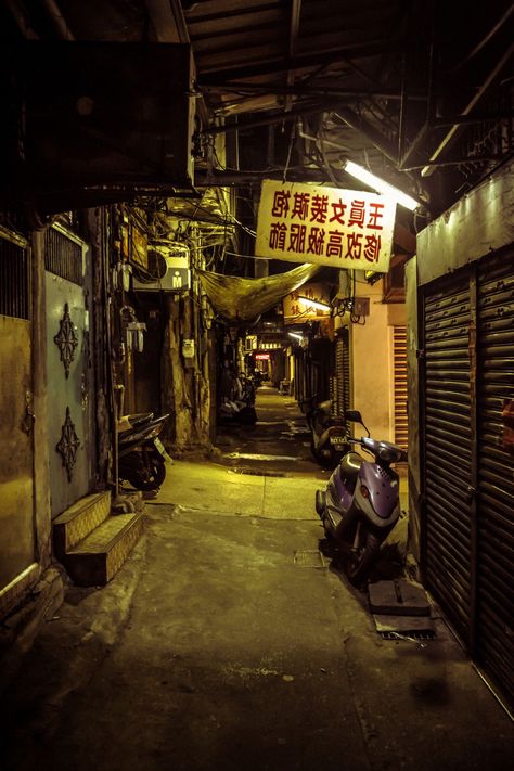 City Aesthetic Grunge, Slums Aesthetic, Hani Core, Cyberpunk Alleyway, Cyberpunk Slums, Sewer City, Alleyway Aesthetic, City Alleyway, Apocalypse City