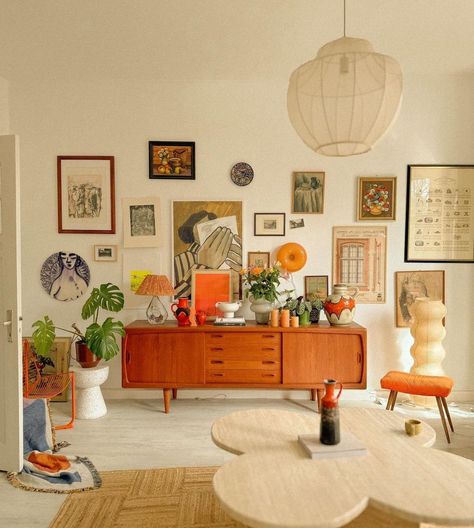 Seventies Living Room, Mid Mod 70s Eclectic Boho, Danish Maximalism, Vintage Minimalism Interior, 70s Decor Living Room, Living Room Inspiration Vintage, Mid Century Eclectic Decor, Colorful Scandinavian Interior, Contemporary Eclectic Living Room