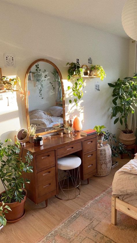 55m2 Apartment Design, Vintage Cozy Room Aesthetic, Room Decor Plant Aesthetic, Crunchy Room Aesthetic, Mood Boards For Bedrooms, Wooden Aesthetic Bedroom, Warm Maximalist Bedroom, 70s Inspired Apartment, Small Interior House Design