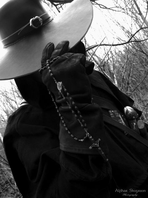 A tip of the Witch Hunter's hat Vampire Hunter Fantasy Art, Ghost Hunter Costume, Witch Hunter Hat, Vampire Hunter Aesthetic Outfit, Witch Hunter Aesthetic, Witch Hat Aesthetic, Vampire Hunter Outfit, Vampire Hunter Aesthetic, Hunter Aesthetic