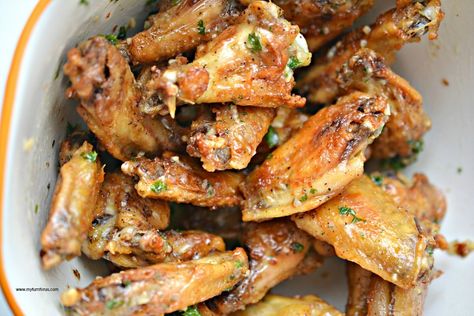 Garlic Ranch Wings are a Low carb garlic parmesan Chicken Wings Recipe. Easy recipe for baked parmesan chicken wings coated with a garlic parmesan sauce. Low Carb Chicken Wings, Parmesan Wing Sauce, Keto Chicken Wings, Parmesan Wings, Garlic Parmesan Wings, Crispy Oven Baked Chicken, Parmesan Chicken Wings, Garlic Parmesan Chicken Wings, Baked Wings