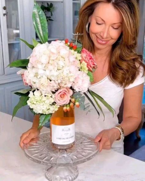 Decoholic on Instagram: "Happy Sunday! 🤎🤎🤎 Video: @_janinegraff_ #diy" Wine Centerpiece, Janine Graff, Wine Gift Box Ideas, Wine Bottle Flowers, Christmas Wedding Centerpieces, Holiday Floral Arrangements, Wine Bottle Vases, Wine Bottle Centerpieces, Wedding Wine Bottles