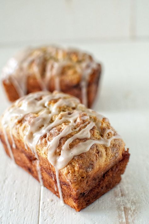 Apple Cinnamon Buttermilk Bread with Apple Spice Glaze Flavored Breads, Polish Bread, Apple Bread Pudding Recipe, Quick Apple Dessert, Buttermilk Bread, Bread Sweet, Apple Cinnamon Bread, Brunch Inspiration, Tea Bread