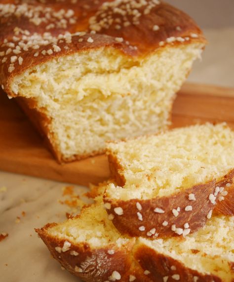 Hop, la recette de boulange du dimanche ! Une brioche vegan et sans gluten à la vanille.  Un vrai bonheur pour les papilles, légère, gourmande, avec un doux parfum de vanille qui renvoie directement en enfance. Et il n’y a pas à dire, ça fait du bien ! La boulange … Brioche Sans Gluten, Gluten Free Dairy Free Dinner, Patisserie Vegan, Gluten Free Dairy Free Dessert, Pan Sin Gluten, Gluten Free Menu, Dairy Free Dinner, Gluten Free Recipes For Dinner, Vegan Kitchen