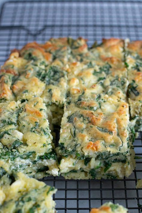 Quiche Squares, Spinach And Cheese Quiche, Fun Cheesecake, Spinach Brownies, Recipes Quiche, Quiche Bites, Chicken Quiche, Feta Quiche, Greek Spinach