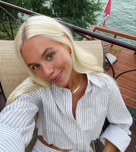 Hair Inspo Platinum Blonde, Natural White Blonde Hair, Scandinavian Hairline Blonde On Brown Hair, Fully Blonde Hair, Blonde Hair On Pale Skin, Scandinavian Hairline Blonde On Brunette, Full Bleach Blonde Hair, Bleach Blonde Balayage, Blonde Scandinavian Hair