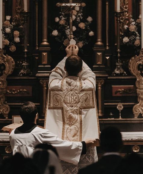 Mass Aesthetic, Eucharist Aesthetic, Catholic Photography, Latin Mass Aesthetic, Roman Catholic Aesthetic, Priest Aesthetic, Catolico Aesthetic, Catholicism Aesthetic, Catholic Core