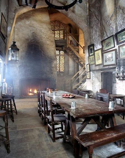 Tropfender Kessel Schankraum Leaky Cauldron, Chateau Medieval, Castles Interior, Images Harry Potter, Medieval Life, Hogwarts Aesthetic, Prisoner Of Azkaban, Harry Potter Aesthetic, Medieval Castle