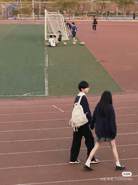 Love School Couple, School With Boyfriend, Ullzang Couples School, Highschool Love Aesthetic, Highschool Couple Aesthetic, High School Couple Aesthetic, School Couple Aesthetic, Highschool Couple, Korean Couple Aesthetic