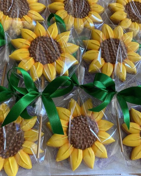 Sunflower Cookies Decorated, Sunflower Sugar Cookies, Cookie Techniques, Autumn Cookies, Sunflower Cookies, Wedding Shower Cookies, Cookie Glaze, Flower Sugar Cookies, Flower Cookie