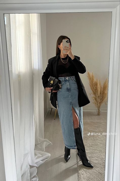 Winter Jean Skirt Outfits, Denim Midi Skirt Outfit Winter, Midi Jeans Skirt Outfit, Long Denim Skirt Outfit Winter, Denim Skirt Winter Outfit, Denim Skirt With Boots, Midi Skirt Outfit Winter, Jean Skirt Outfits, Midi Jeans