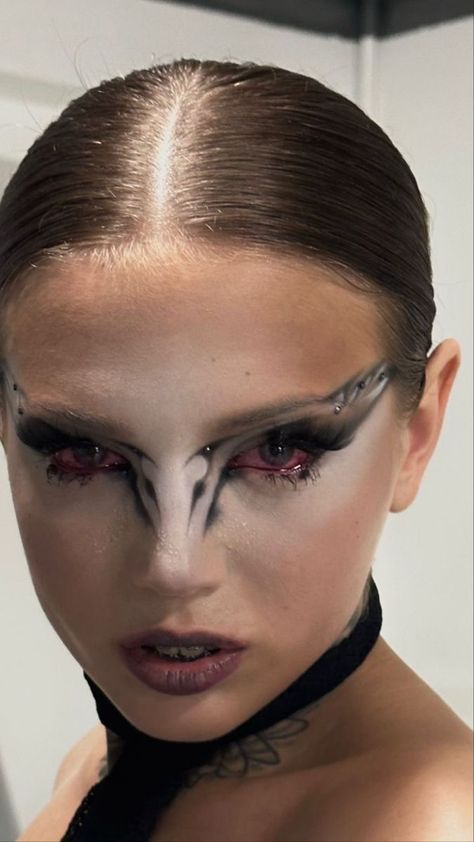 2023 Halloween Makeup, Halloween Makeup Looks 2023, Dragon Inspired Makeup, Halloween Makeup 2023, Avangard Makeup, Fallen Angel Makeup, Black Swan Makeup, Swan Makeup, Dragon Makeup