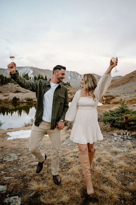 Engagement Shoot Locations in Colorado // Colorado Elopement Photographer - When it comes to capturing your love story in the stunning landscapes of Colorado, the possibilities are endless for breathtaking mountain views You’ll find ideas for Boulder, Colorado engagement photos, mountain engagement ideas, engagement photos ideas unique, and couples photos outfits. See more Colorado elopements or intimate micro weddings at jessicaluannphoto.com Mountain Photo Shoot Outfit, Engagement Photos Outfits September, Engagement Photos In Colorado, Engagement Photo Color Schemes, Engagement Photo Mountains, Engagement Photos In The Mountains, Engagement Photos In Mountains, Engagement Photos Colorado, Mountain Engagement Photos Outfit