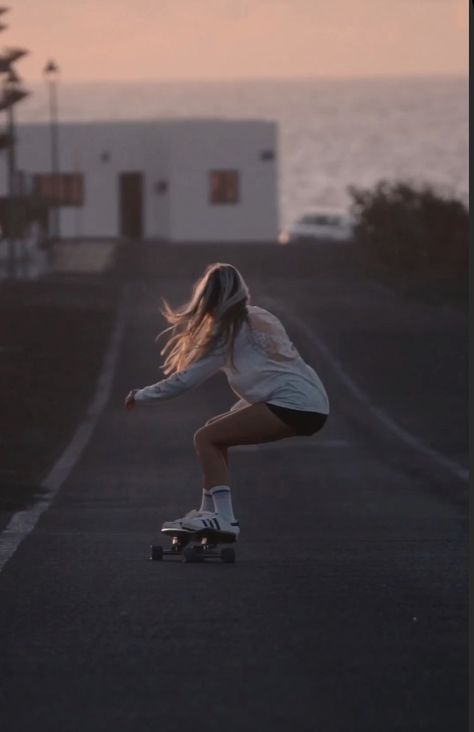 Skatergirl Aesthetic, Longboard Aesthetic, Quest Board, Skater Girl Aesthetic, Surfergirl Style, Skateboarding Aesthetic, Skate Aesthetic, Skateboarding Tricks, Skateboard Aesthetic