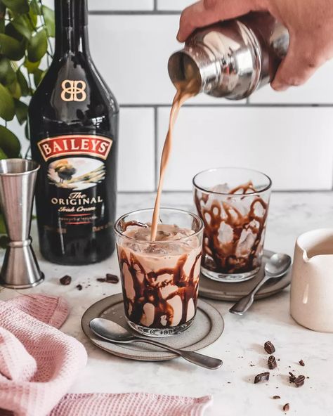 Baileys Mudslide Recipe, Mudslide Cocktail, Baileys And Vodka, Mudslide Recipe, Desserts In A Glass, Mudslide, Mixed Drinks Alcohol, Cocktail Kits, Alcoholic Beverages