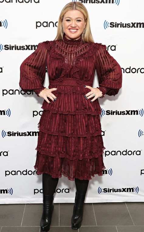 Kelly Clarkson Takes on Body Shaming by ‘Punching It Square in the Face’ With Positivity Kelly Clarkson Outfits, Kelly Clarkson Style, Kelly Clarkson American Idol, Tony Kelly, Kelly Clarkson Songs, Valerie Bertinelli, Billboard Music, Billboard Music Awards, Kelly Clarkson