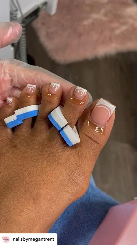 Nails Bday, Baddie Short Acrylic Nails, Baddie Toe Nails, Pedicured Toes, French Toe Nails, Gel Toe Nails, Acrylic Toes, Acrylic Toe Nails, Toe Nail Color