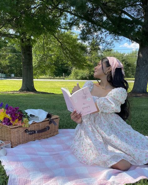 Picnic Photo Shoot, Picnic Pictures, Picnic Photography, 17th Birthday Ideas, Sweet 17, Angel S, Picnic Inspiration, Spring Photoshoot, Picnic Birthday