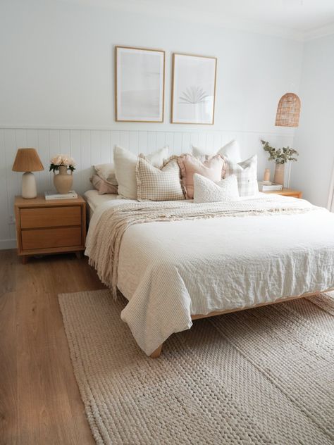 Neutral Aesthetic House Decor, Cool Tone Neutral Bedroom, Simple Cozy Room Aesthetic, Modern French Farmhouse Bedroom, College Apartment Bedroom Neutral, No Headboard Master Bed, Neutral And Pastel Bedroom, Spare Bedroom Ideas Minimalist, Cute Neutral Bedroom