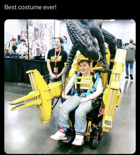 Xenomorph Cosplay, Aliens Xenomorph, Pretty Cosplay, Alien Ripley, Wheelchair Costumes, Alien Cosplay, Alien Movies, Alien Queen, Sigourney Weaver