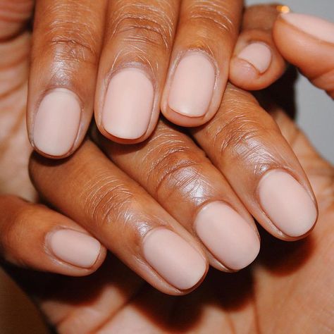 Linen Nails Are the Minimalist Mani Trend Taking Over for Summer Matte Gel Nails, Matte Nail Colors, Natural Looking Nails, Natural Gel Nails, Natural Nail Art, Natural Nail Polish, Organic Nails, Matte Black Nails, Matte Nail Polish