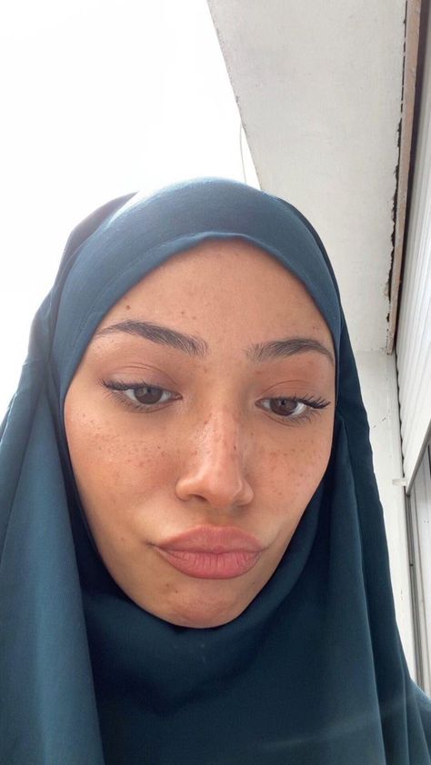 No Makeup Look Natural, Makeup Hijab, No Makeup Look, Acne Makeup, Hijabi Fits, Wallpaper Instagram, Hijab Style Tutorial, Mode Zara, Wide Face