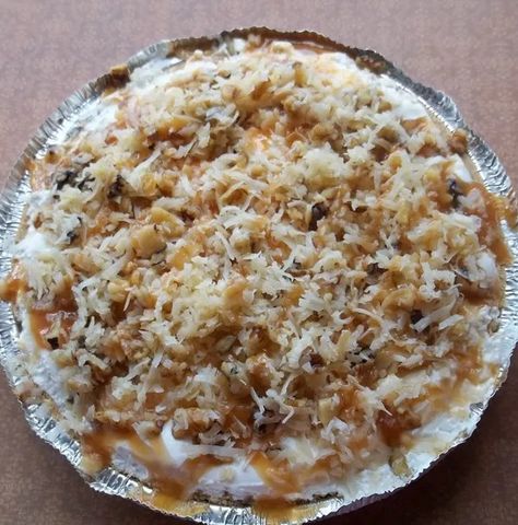 Almond Joy Pie, Freezer Pie, Freezer Desserts, Frozen Treats Recipes, Caramel Pie, Icebox Pie, Caramel Drizzle, Dessert Recipies, Frozen Pie