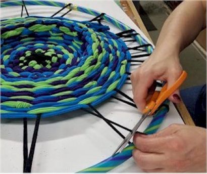 Hula Hoop Weaving Tutorial Hula Hoop Weaving, Hoop Weaving, Hula Hoop Rug, Braided Rug Diy, Weaving Tutorial, Weaving Textiles, Weaving Projects, Hula Hoop, Diy Rug