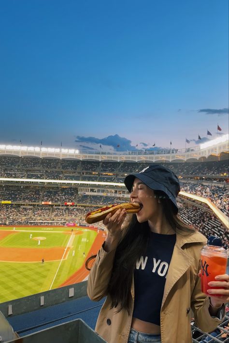 baseball | mlb | baseball game | yankees | yankee stadium | foodie | pic inspo | bucket hat | trench coat Yankees Baseball Game Outfit, New York Yankees Hat Outfit Aesthetic, Yankee Stadium Picture Ideas, Yankee Game Aesthetic, Baseball Park Outfits, Baseball Game Aesthetic Pictures, Yankee Stadium Aesthetic, Yankees Game Aesthetic, Baseball Game Picture Ideas