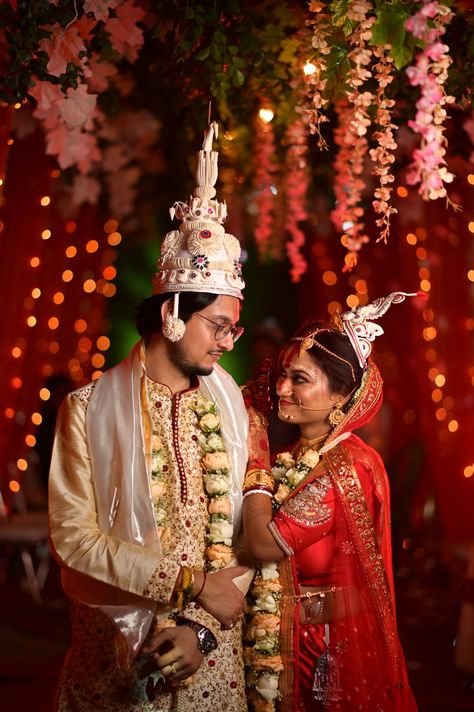 Bengali Wedding Couple Poses, Bengali Couples Photography, Bengali Wedding Couple, Haldi Couple, Mehendi Photoshoot, Wedding Couple Pose, Bengali Couple, Wedding Couple Shoot, Marriage Poses