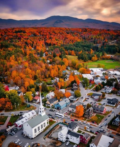 Stowe, Vermont, USA Small Town Life Aesthetic, Life In Usa, Vermont Usa, Stowe Vermont, Burlington Vermont, Small Town Life, Mountain Town, Landscape Wallpaper, Fall Foliage