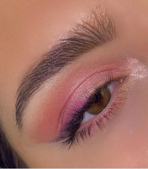 Barbie Simple Makeup, Barbie Easy Makeup, Pink Shade Eye Makeup, Pink Dress Makeup, Light Eye Makeup, Pink Eyeshadow Look, Baby Pink Dresses, Barbie Makeup, Cute Makeup Looks