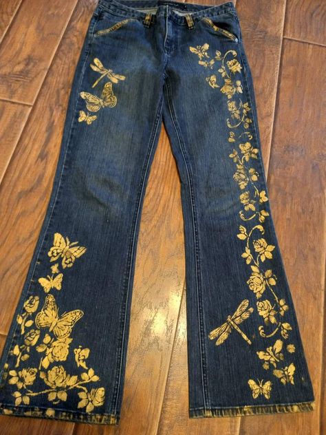 Home Coming Jeans, Embroidery Designs Aesthetic, Bleach Painted Jeans, Jean Designs Diy, Bleached Pants Design, Pants Painting Ideas, Fairy Jeans, Embroidery Ideas Clothes, Embroider Jeans