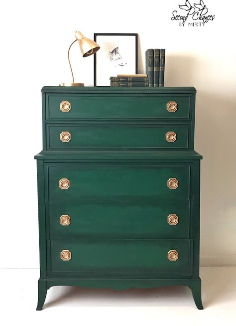 Woodbank Lane: DECORATING WITH SHADES OF GREEN Green Chest Of Drawers, Green Dresser, Bedroom Furniture Makeover, Diy Furniture Bedroom, Trendy Bedroom, Chalk Paint Furniture, Bedroom Dressers, Annie Sloan Chalk Paint, Furniture Restoration