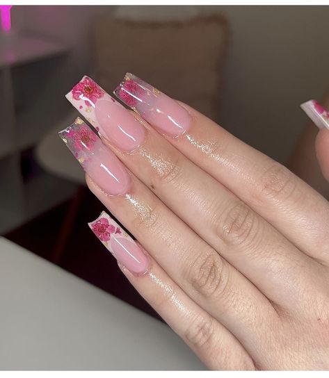 Encapsulated Flower Nails Acrylics, Nails With Flowers Inside, Flower Encapsulated Nails, Rose Petal Nails, Dried Flower Nails Acrylics, Clear Pink Acrylic Nails, Encapsulated Nails Flowers, Dried Flower Nails, Quinceanera Nails