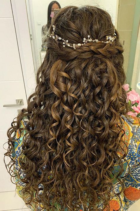 Love that beautiful wedding hair for long tresses. Beautiful Wedding Hair, Romantic Wedding Hair, Elegant Updo, Soft Curls, Bridal Looks, Romantic Wedding, Bridal Hair, Wedding Hair, Beautiful Weddings