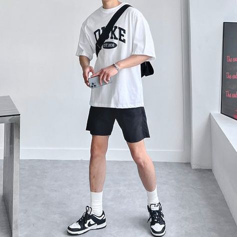 Korean Fashion Shorts Men, Korean Outfit Men Summer, Outfit Ideas Shorts Men, Shorts Outfit Ideas Men, Shorts Outfits Men Aesthetic, Male Gym Outfit Aesthetic, Aesthetic Shorts Outfit Men, Minimalist Style Men Summer, Male Summer Outfits Casual Street Styles